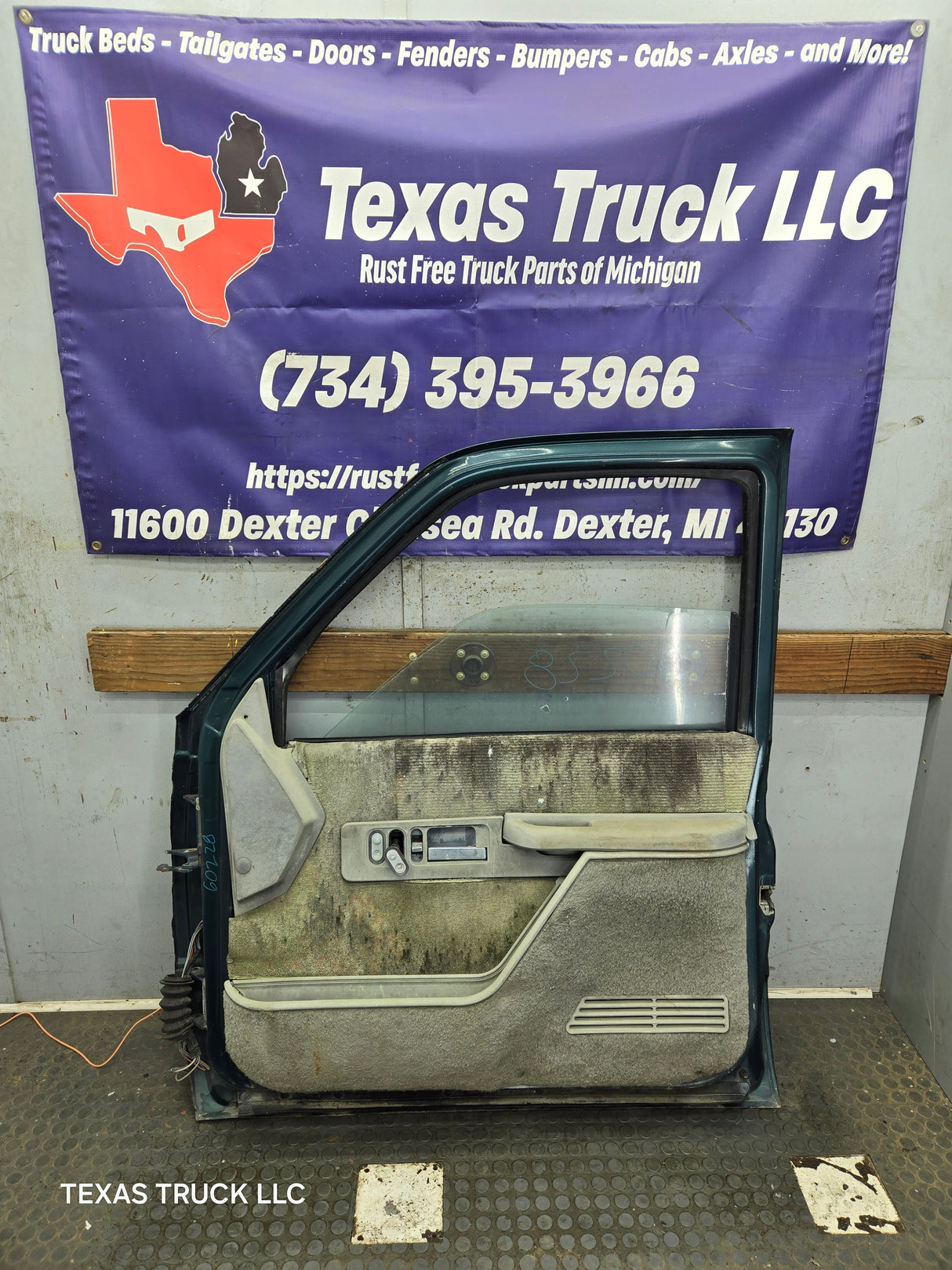 1988-2000 Chevrolet Silverado Suburban GMC Sierra RH Front Passenger Door