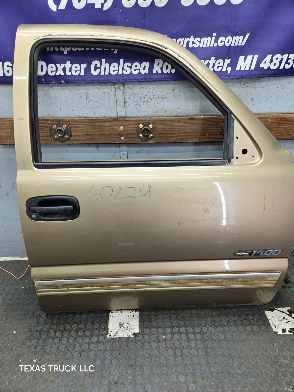 1999-2006 Chevrolet Silverado / GMC Sierra 1500 2500 3500 HD Front Passenger side Door RH