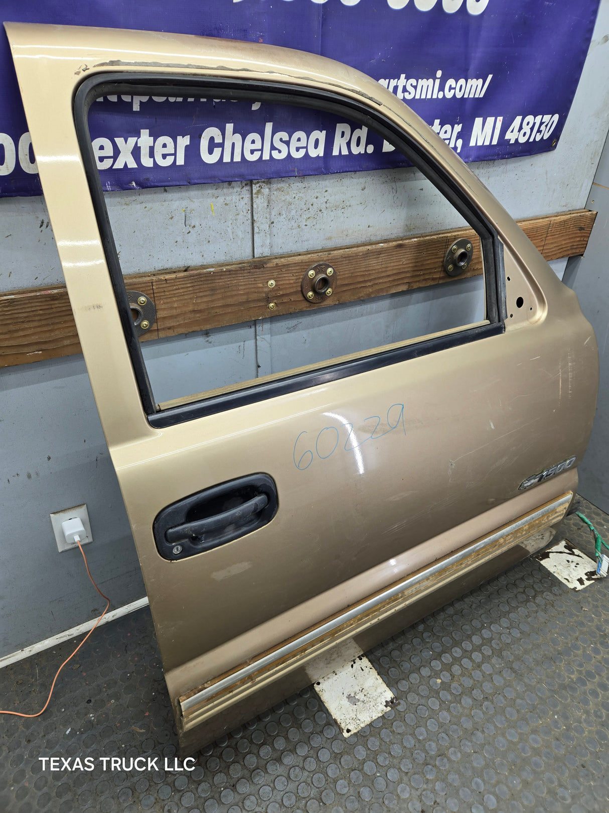 1999-2006 Chevrolet Silverado / GMC Sierra 1500 2500 3500 HD Front Passenger side Door RH