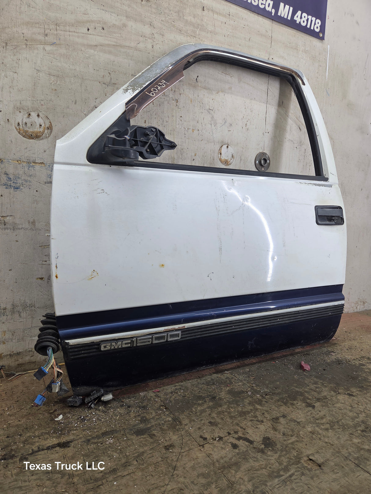 1988-2000 Chevrolet Silverado Suburban GMC Sierra LH Front Driver Side Door
