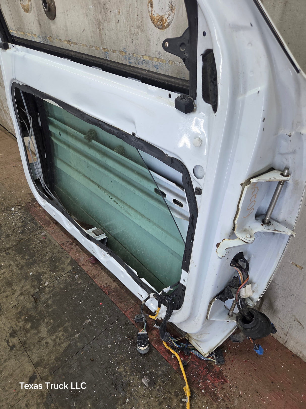 1988-2000 Chevrolet Silverado Suburban GMC Sierra LH Front Driver Side Door