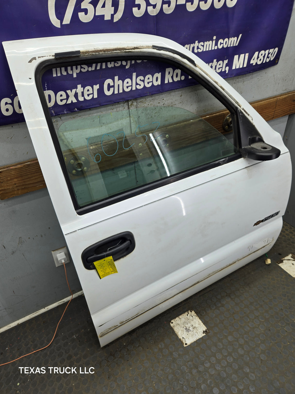 1999-2006 Chevrolet Silverado / GMC Sierra 1500 2500 3500 HD Front Passenger side Door RH
