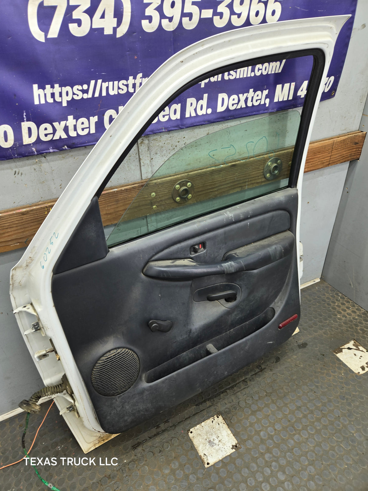 1999-2006 Chevrolet Silverado / GMC Sierra 1500 2500 3500 HD Front Passenger side Door RH