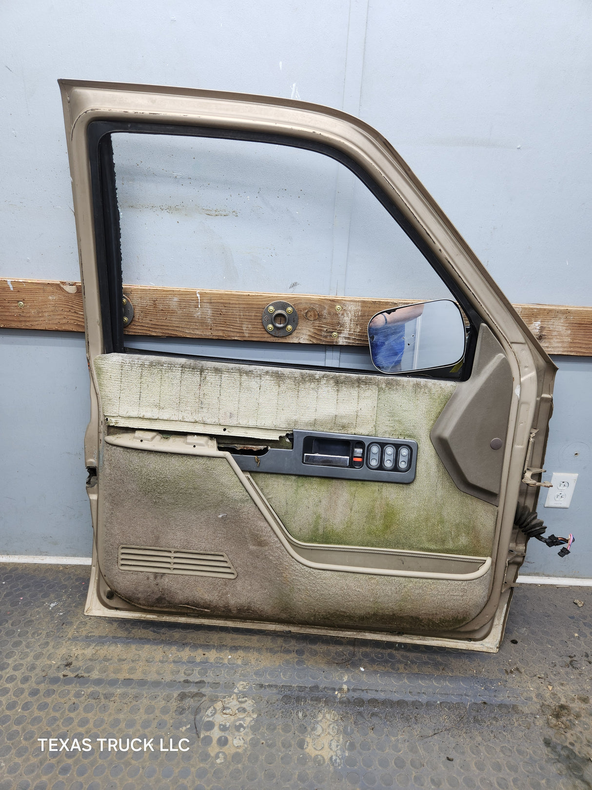 1988-2000 Chevrolet Silverado Suburban GMC Sierra LH Front Driver Side Door