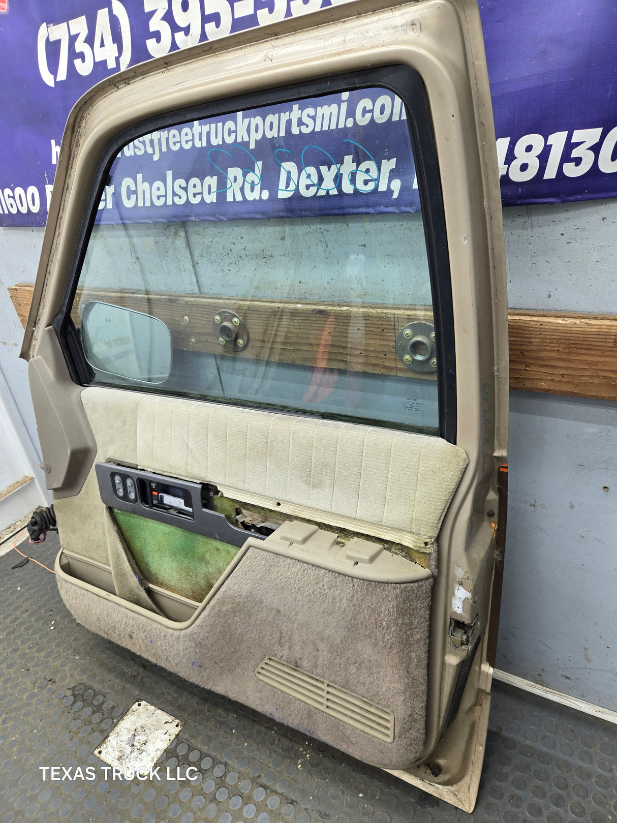 1988-2000 Chevrolet Silverado Suburban GMC Sierra RH Front Passenger Door