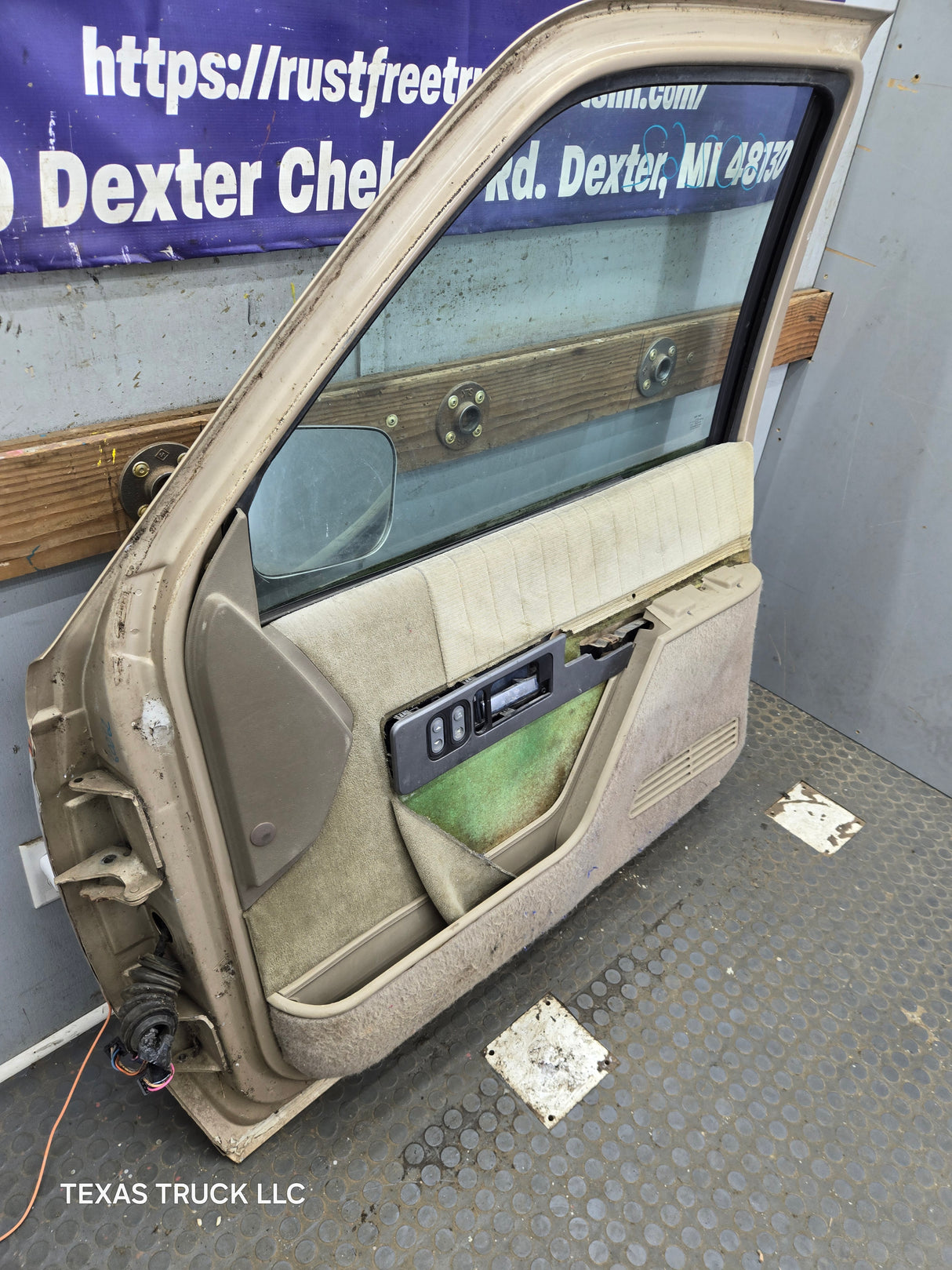 1988-2000 Chevrolet Silverado Suburban GMC Sierra RH Front Passenger Door