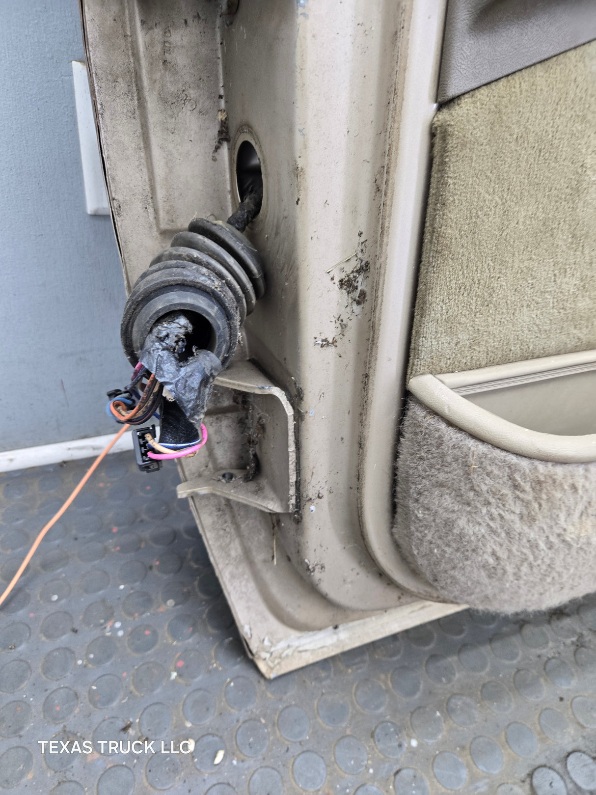 1988-2000 Chevrolet Silverado Suburban GMC Sierra RH Front Passenger Door