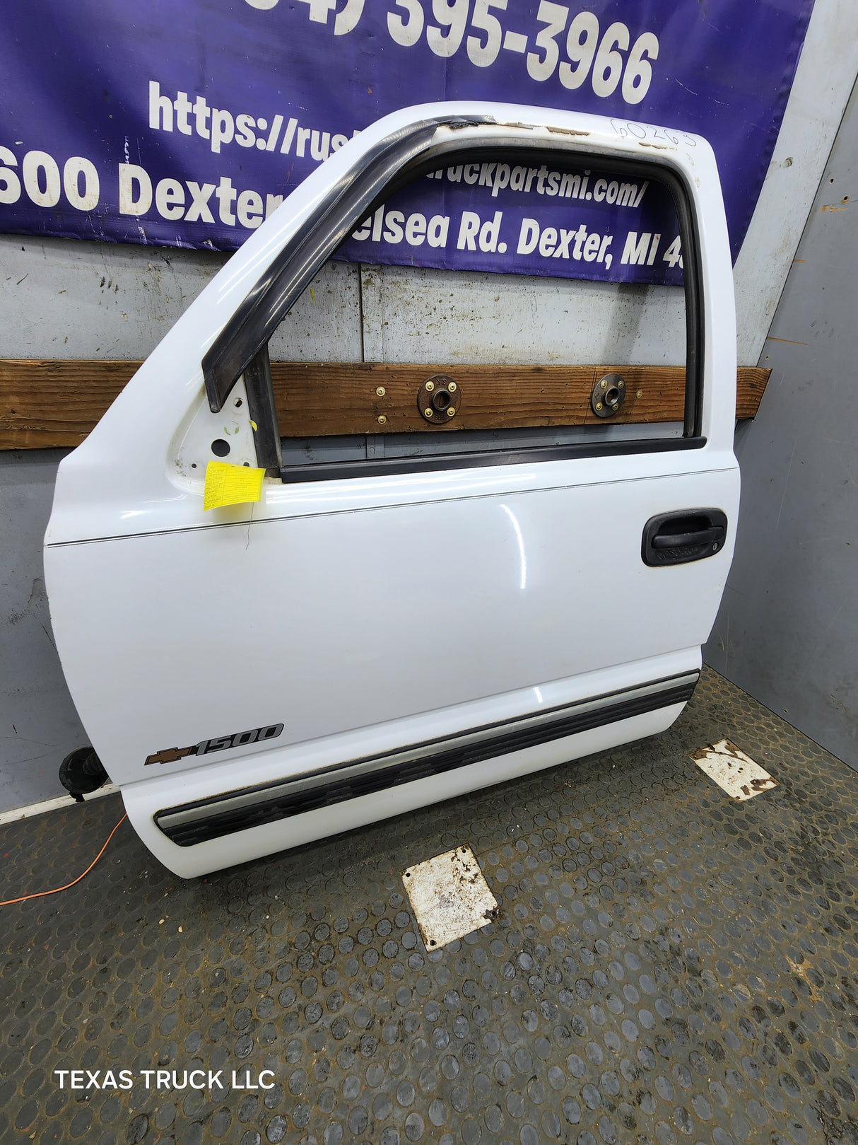 1999-2006 Chevrolet Silverado / GMC Sierra 1500 2500 3500 HD LH Front Driver Side Door