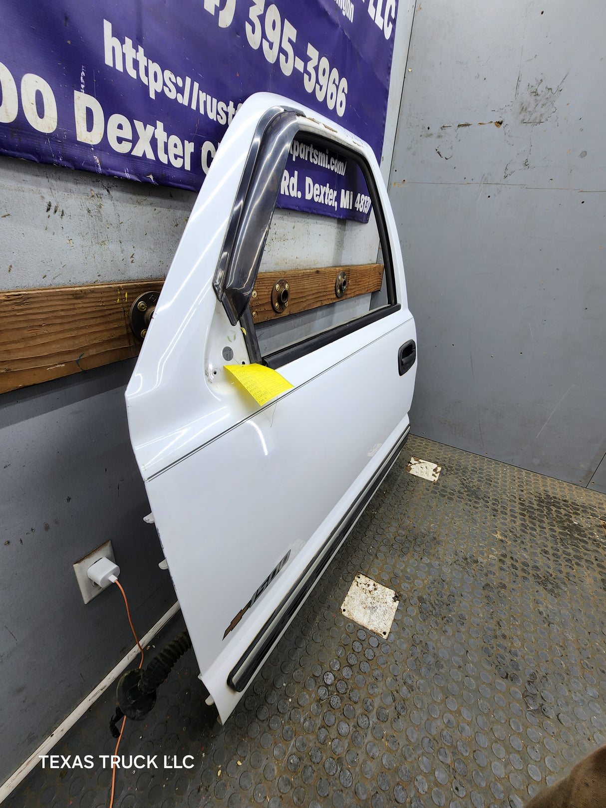 1999-2006 Chevrolet Silverado / GMC Sierra 1500 2500 3500 HD LH Front Driver Side Door
