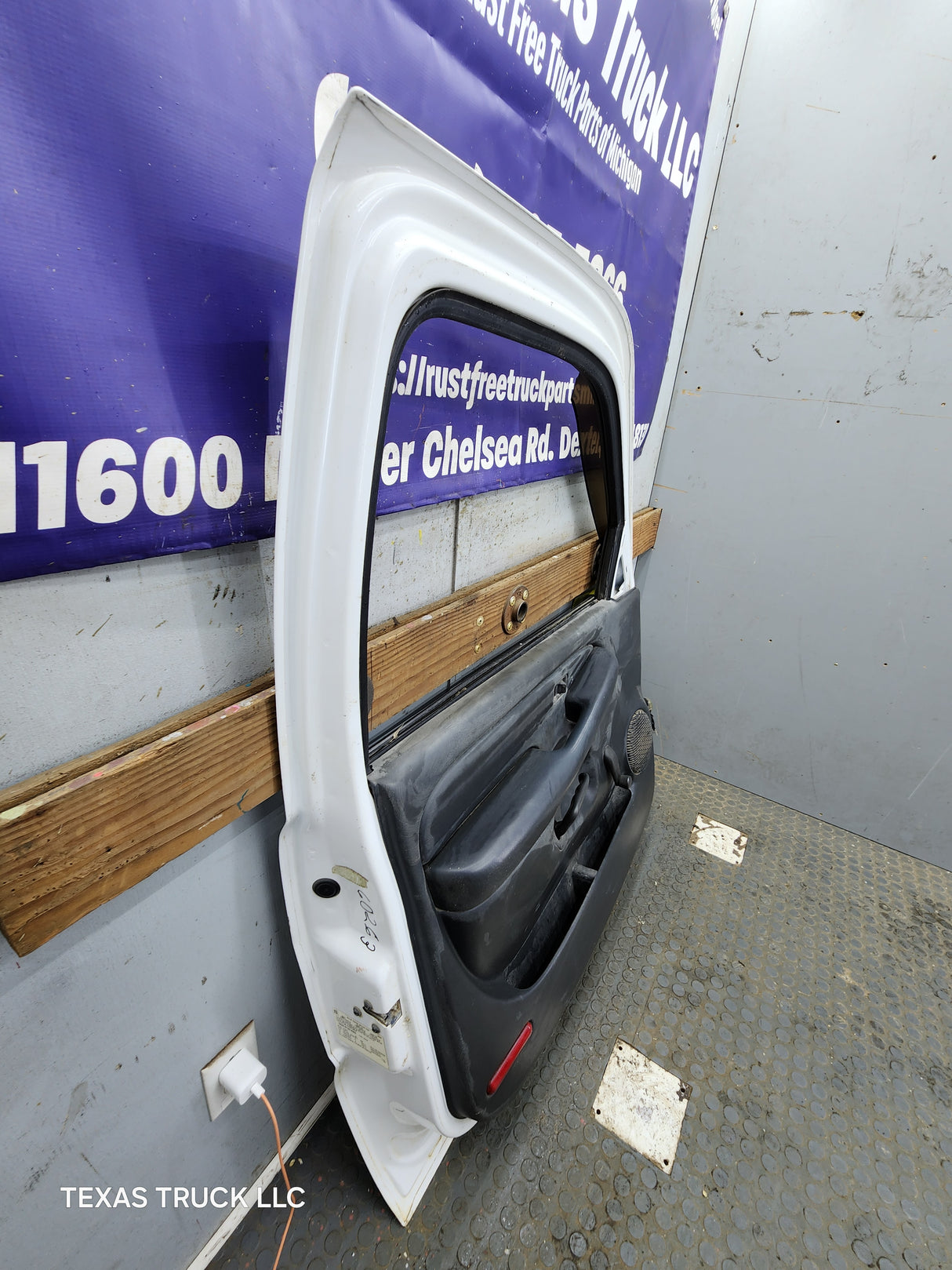 1999-2006 Chevrolet Silverado / GMC Sierra 1500 2500 3500 HD LH Front Driver Side Door