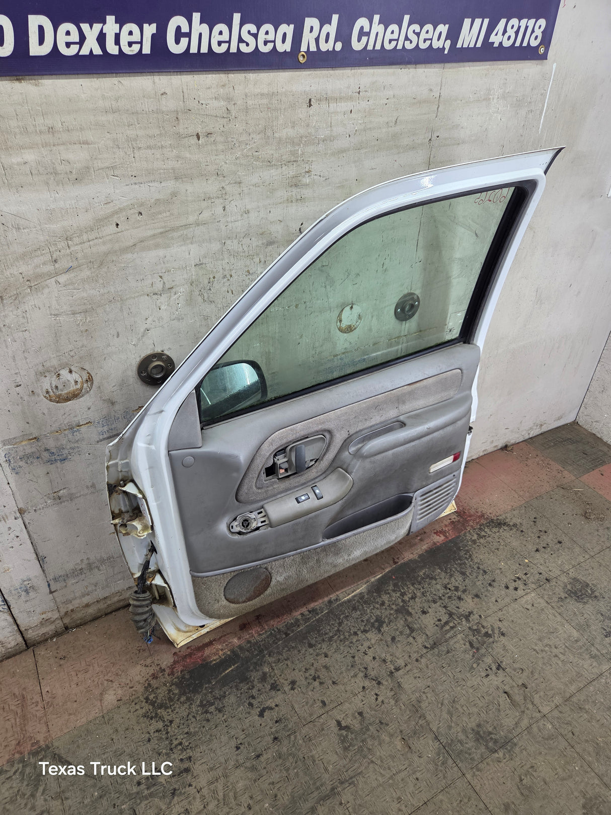 1988-2000 Chevrolet Silverado Suburban GMC Sierra RH Front Passenger Door