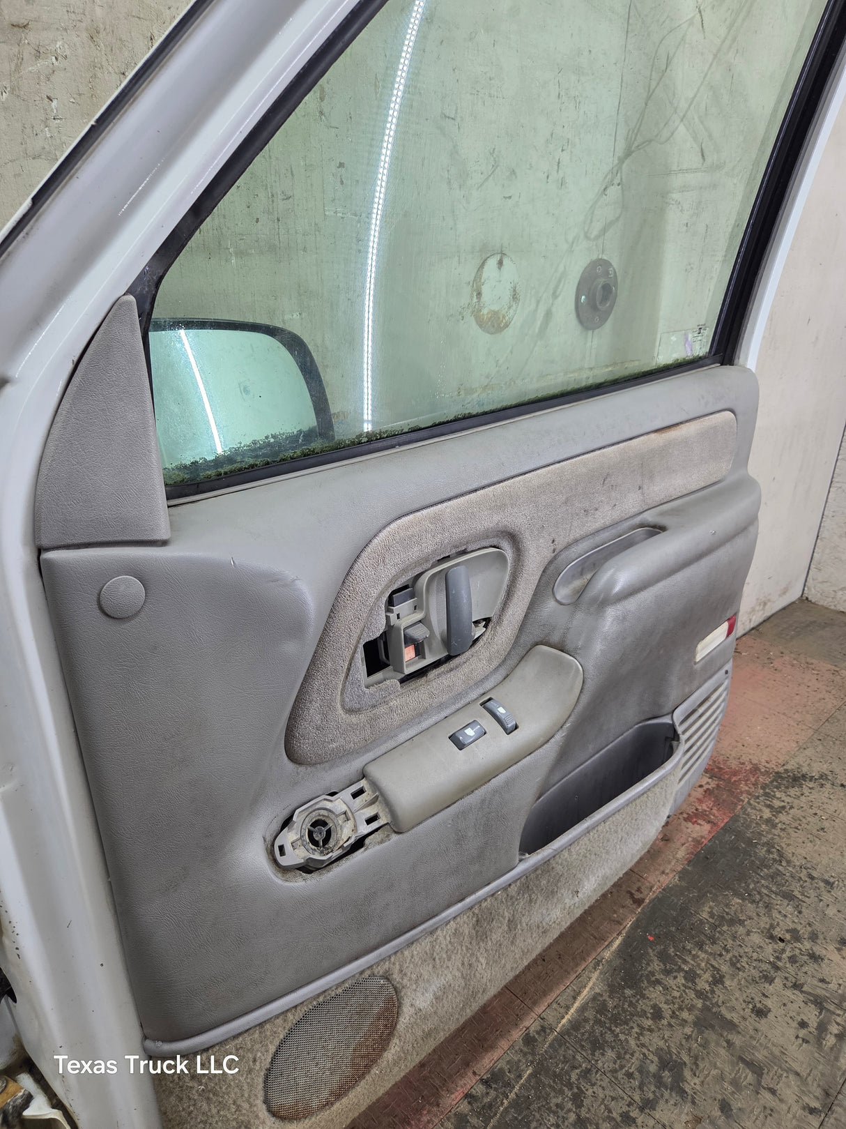 1988-2000 Chevrolet Silverado Suburban GMC Sierra RH Front Passenger Door