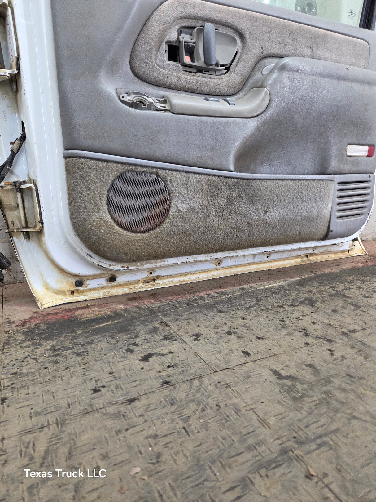 1988-2000 Chevrolet Silverado Suburban GMC Sierra RH Front Passenger Door
