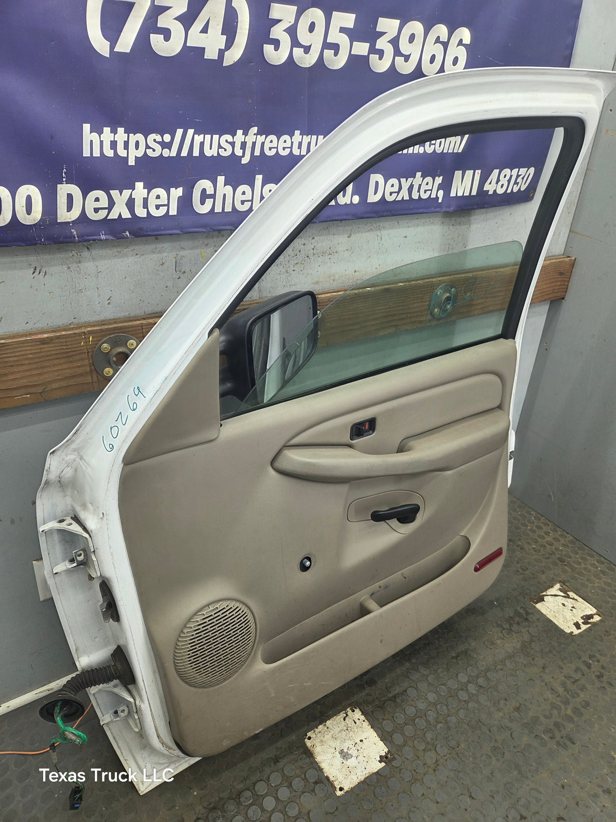 1999-2006 Chevrolet Silverado / GMC Sierra 1500 2500 3500 HD Front Passenger side Door RH