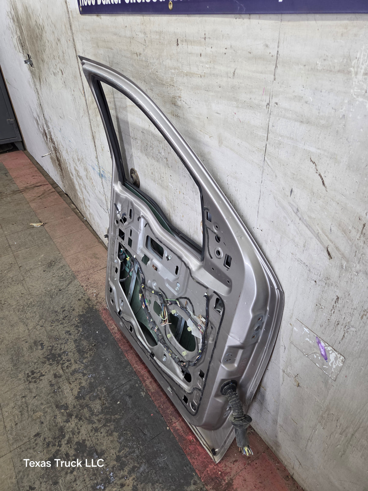 2004-2008 Ford F150 Crew Cab Driver Side Front Door LH