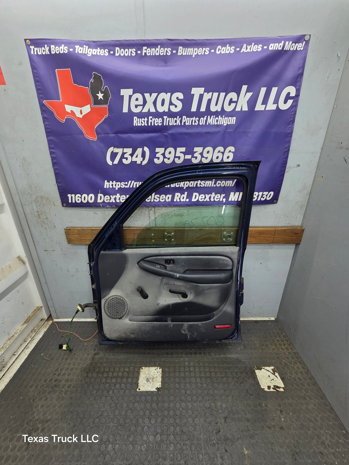 1999-2006 Chevrolet Silverado / GMC Sierra 1500 2500 3500 HD Front Passenger side Door RH