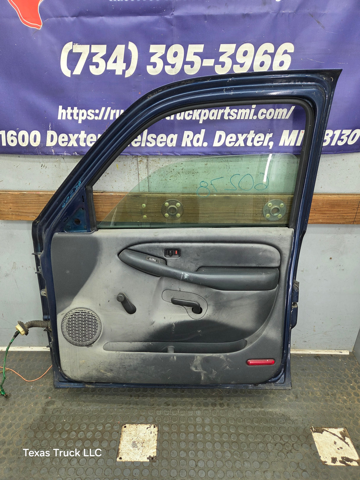 1999-2006 Chevrolet Silverado / GMC Sierra 1500 2500 3500 HD Front Passenger side Door RH