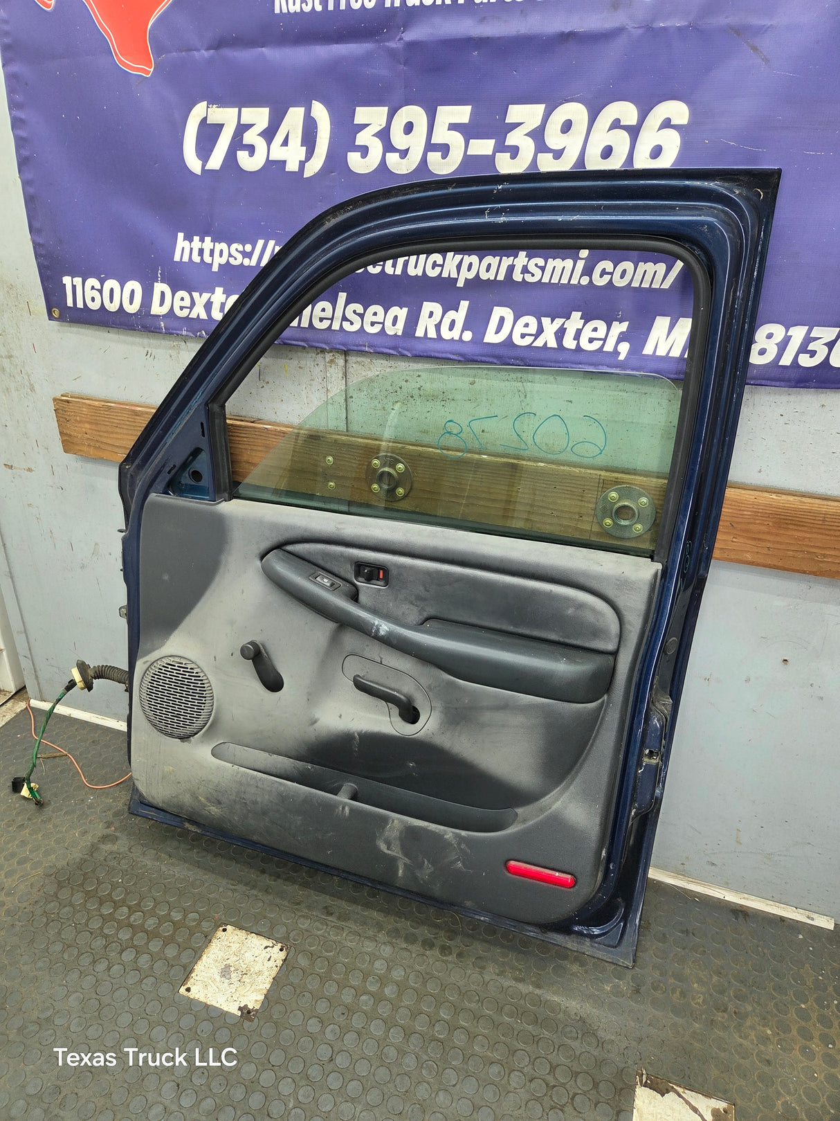 1999-2006 Chevrolet Silverado / GMC Sierra 1500 2500 3500 HD Front Passenger side Door RH
