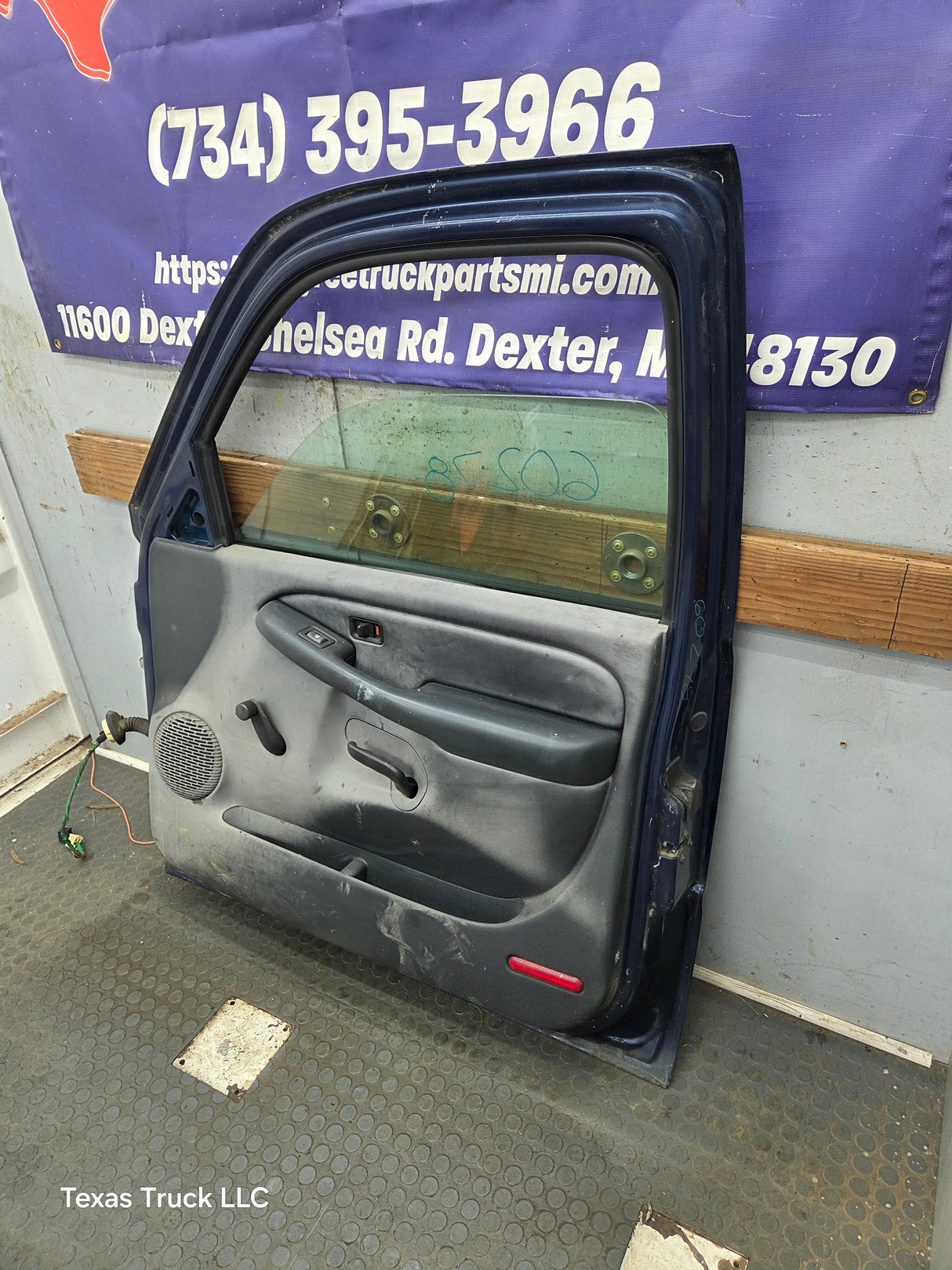 1999-2006 Chevrolet Silverado / GMC Sierra 1500 2500 3500 HD Front Passenger side Door RH