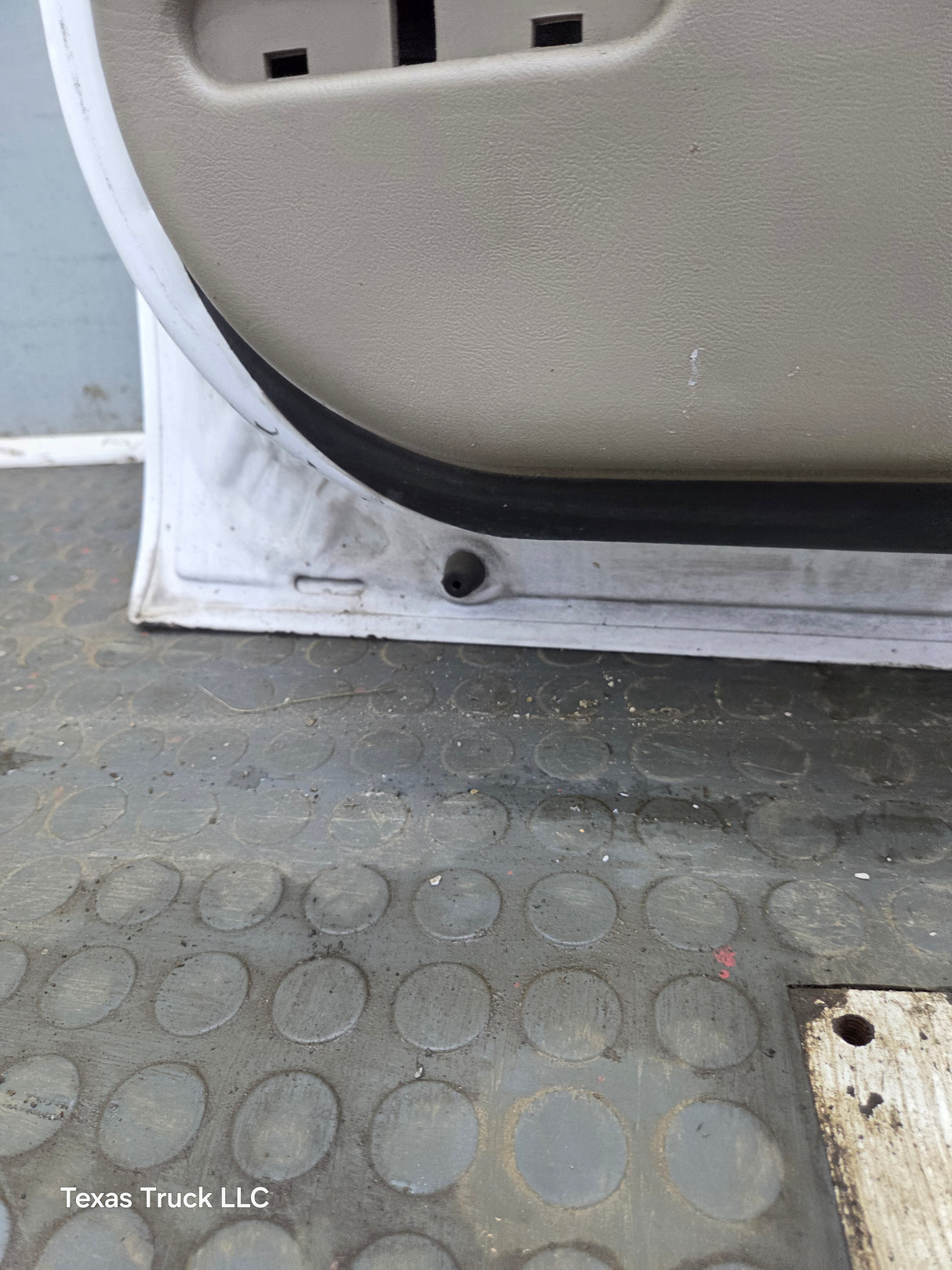 1999-2006 Chevrolet Silverado / GMC Sierra 1500 2500 3500 HD Front Driver Side Door LH