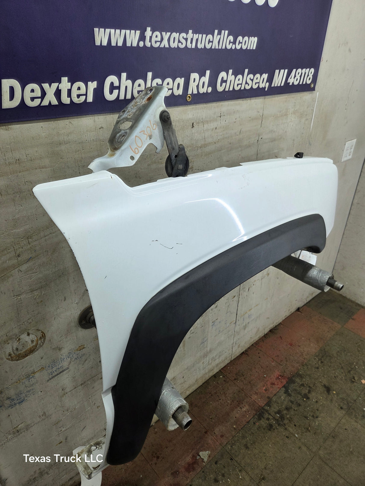 2003-2007 Chevrolet Silverado / Tahoe / Suburban 1500 2500 3500 HD RH Passenger Side "Cateye" Front Fender - Summit White