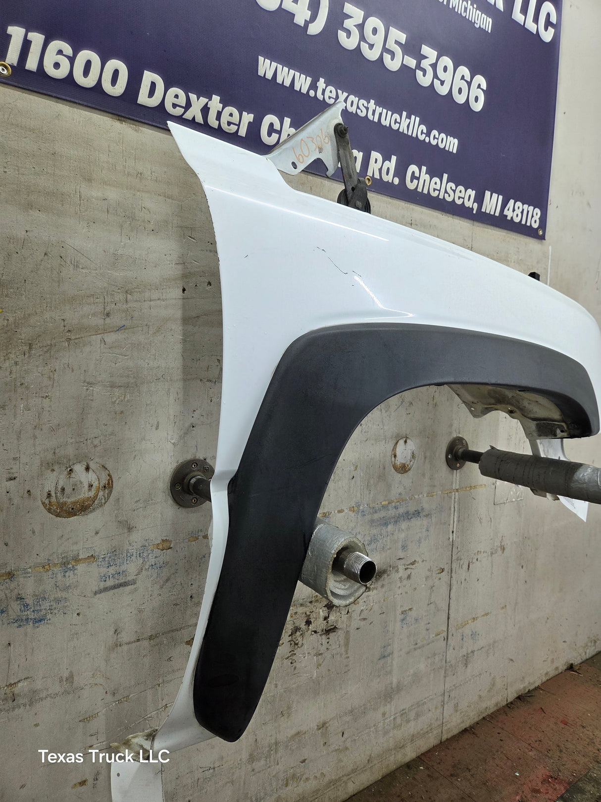 2003-2007 Chevrolet Silverado / Tahoe / Suburban 1500 2500 3500 HD RH Passenger Side "Cateye" Front Fender - Summit White