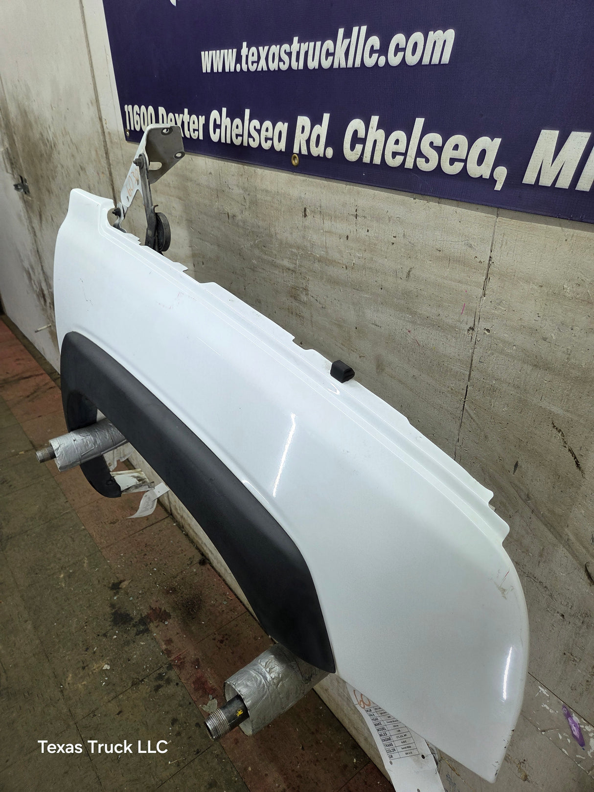 2003-2007 Chevrolet Silverado / Tahoe / Suburban 1500 2500 3500 HD RH Passenger Side "Cateye" Front Fender - Summit White