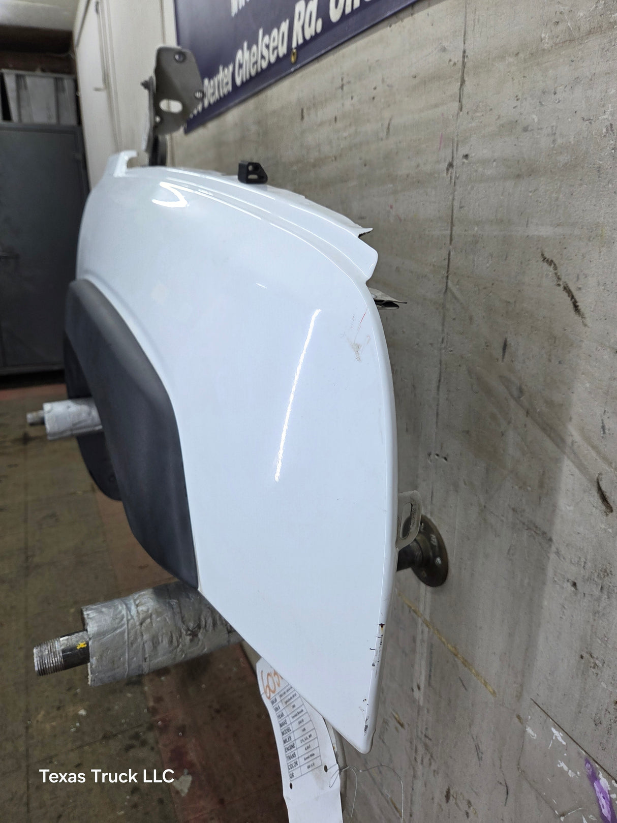 2003-2007 Chevrolet Silverado / Tahoe / Suburban 1500 2500 3500 HD RH Passenger Side "Cateye" Front Fender - Summit White