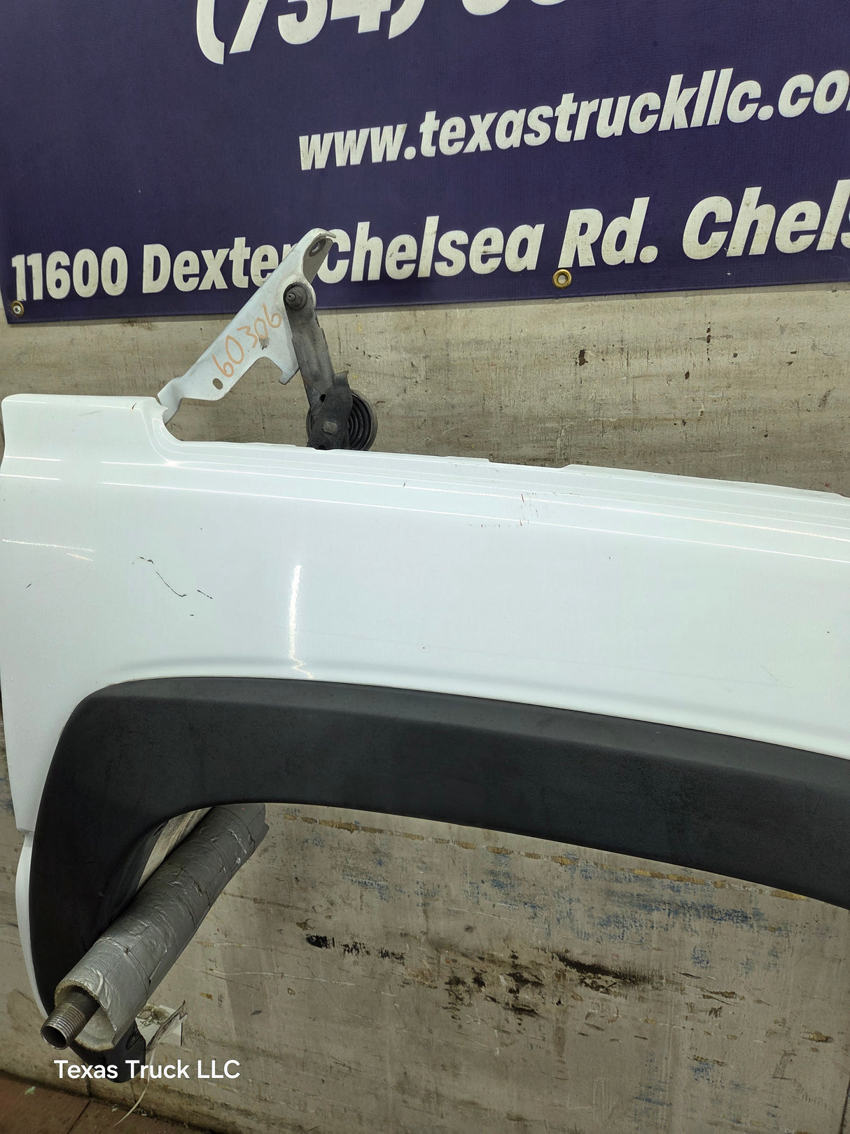 2003-2007 Chevrolet Silverado / Tahoe / Suburban 1500 2500 3500 HD RH Passenger Side "Cateye" Front Fender - Summit White