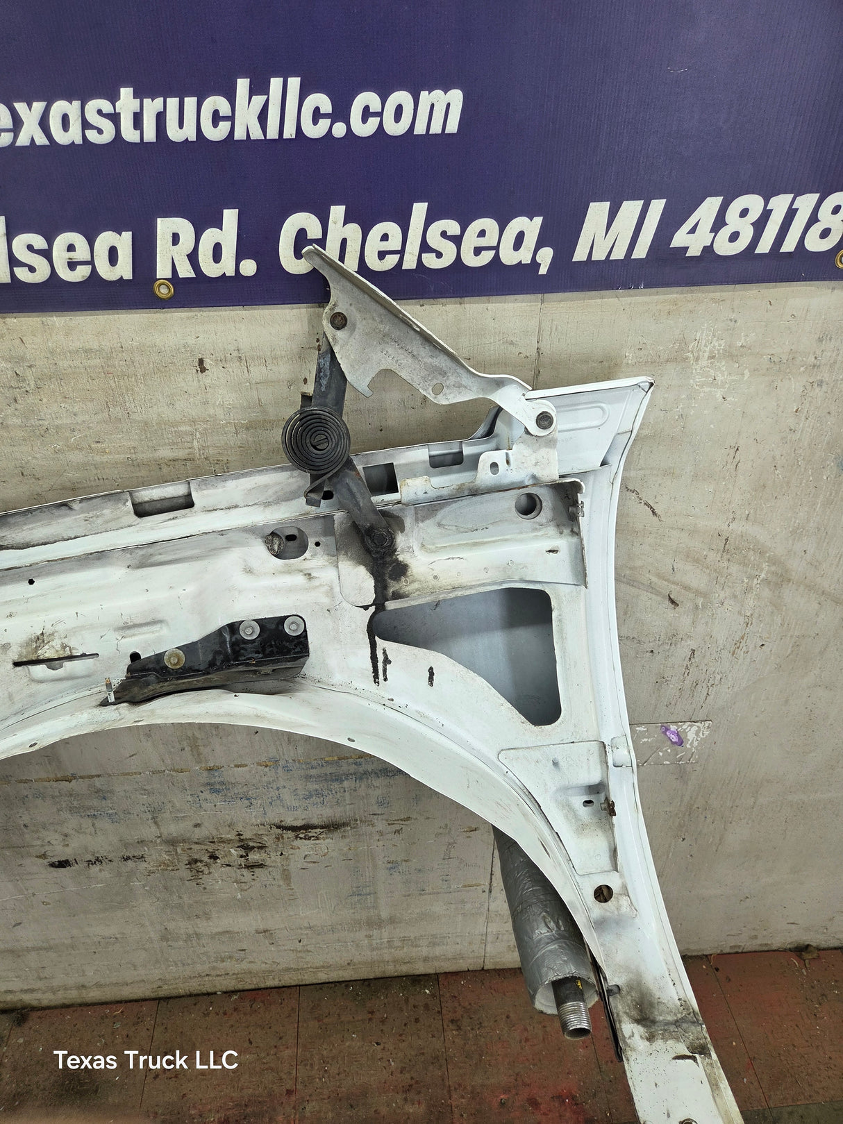 2003-2007 Chevrolet Silverado / Tahoe / Suburban 1500 2500 3500 HD RH Passenger Side "Cateye" Front Fender - Summit White