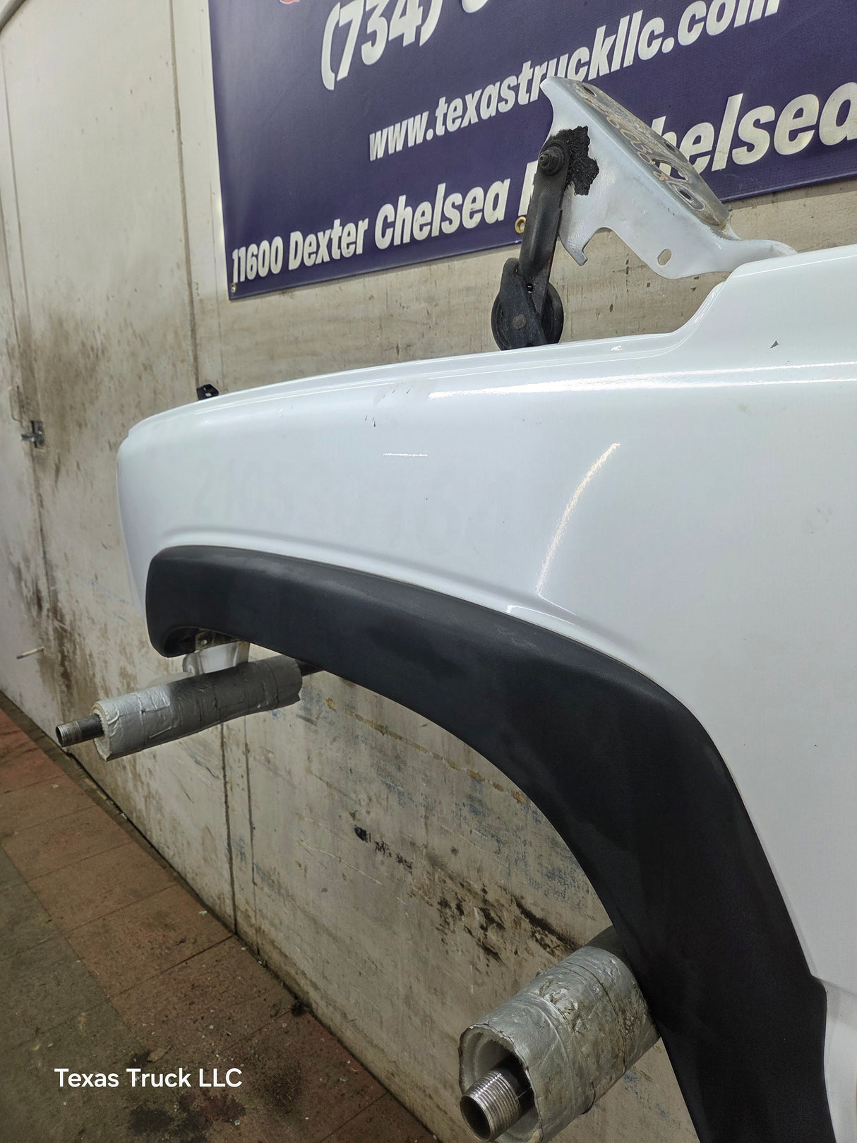 2003-2007 Chevrolet Silverado / Tahoe / Suburban 1500 2500 3500 HD LH Driver Side "Cateye" Front Fender - Summit White