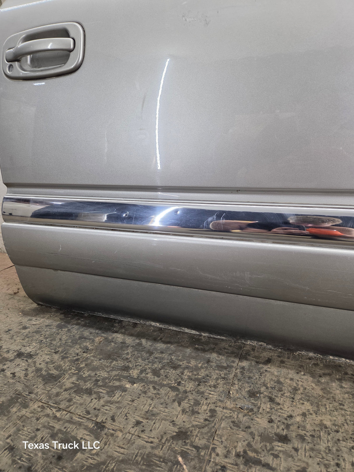1999-2006 Chevrolet Silverado / GMC Sierra 1500 2500 3500 HD Front Passenger Side Door RH