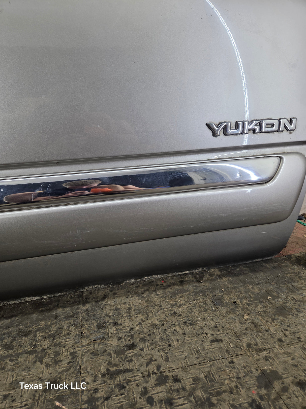 1999-2006 Chevrolet Silverado / GMC Sierra 1500 2500 3500 HD Front Passenger Side Door RH