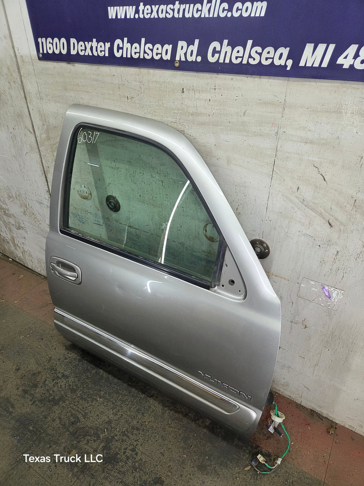 1999-2006 Chevrolet Silverado / GMC Sierra 1500 2500 3500 HD Front Passenger Side Door RH