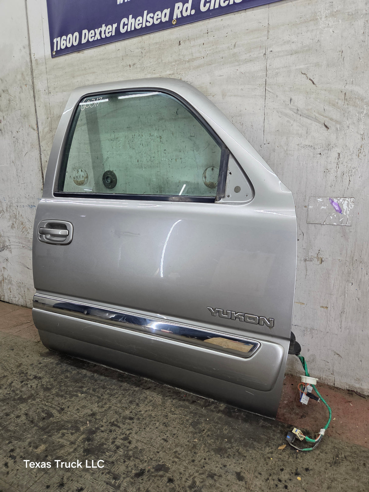 1999-2006 Chevrolet Silverado / GMC Sierra 1500 2500 3500 HD Front Passenger Side Door RH