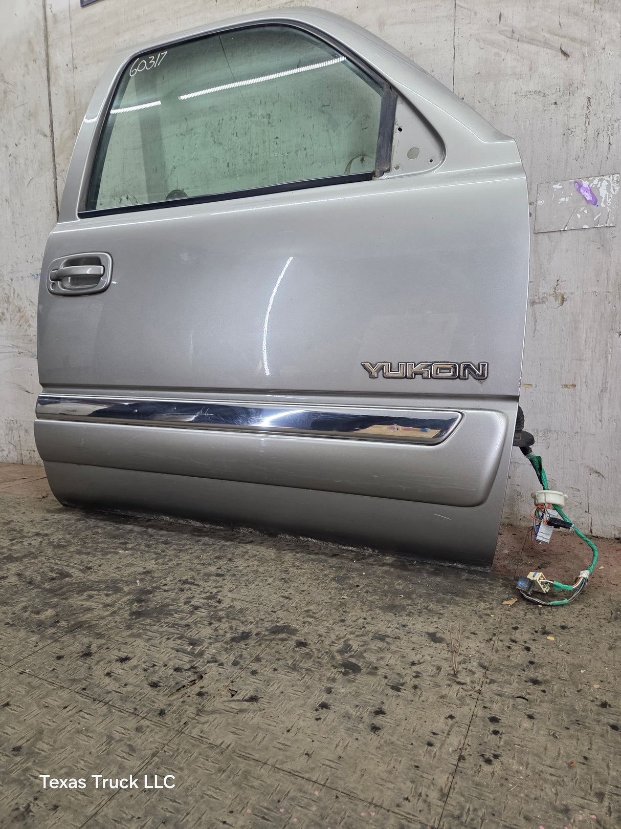 1999-2006 Chevrolet Silverado / GMC Sierra 1500 2500 3500 HD Front Passenger Side Door RH