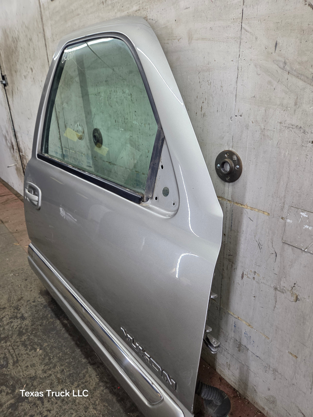 1999-2006 Chevrolet Silverado / GMC Sierra 1500 2500 3500 HD Front Passenger Side Door RH