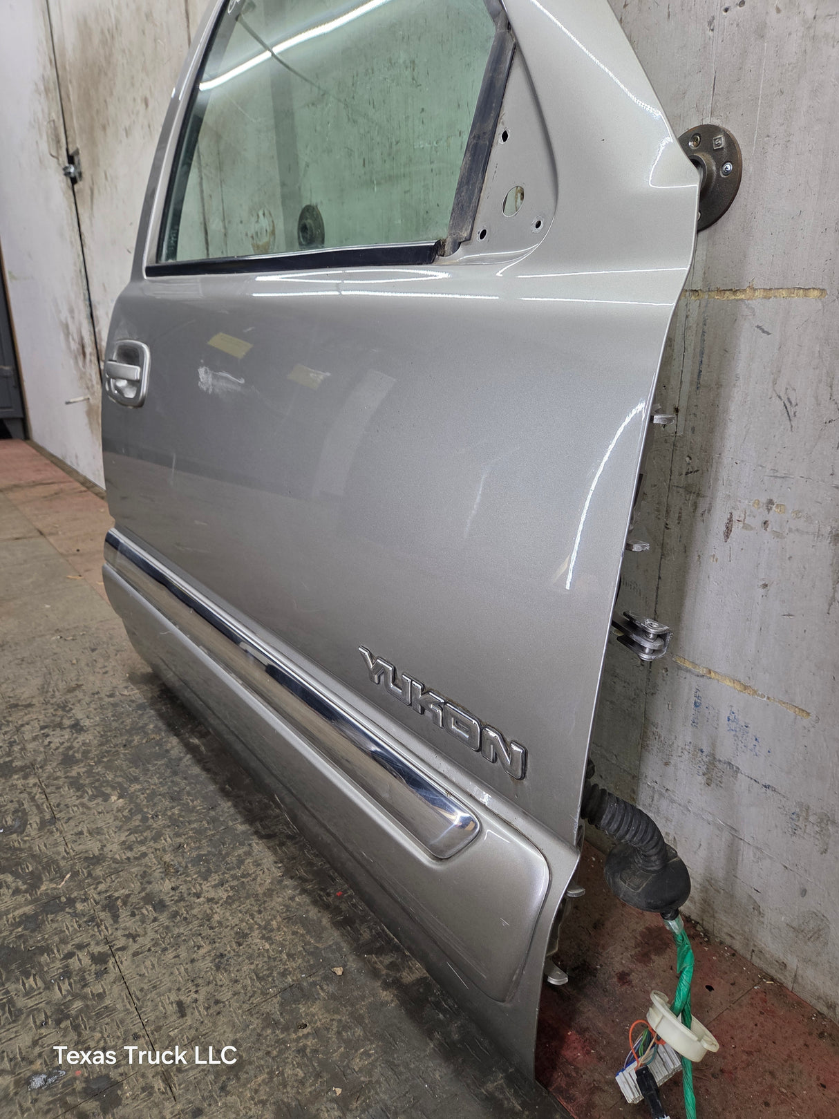 1999-2006 Chevrolet Silverado / GMC Sierra 1500 2500 3500 HD Front Passenger Side Door RH