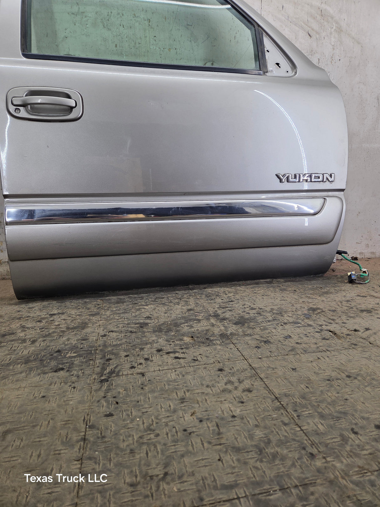 1999-2006 Chevrolet Silverado / GMC Sierra 1500 2500 3500 HD Front Passenger Side Door RH