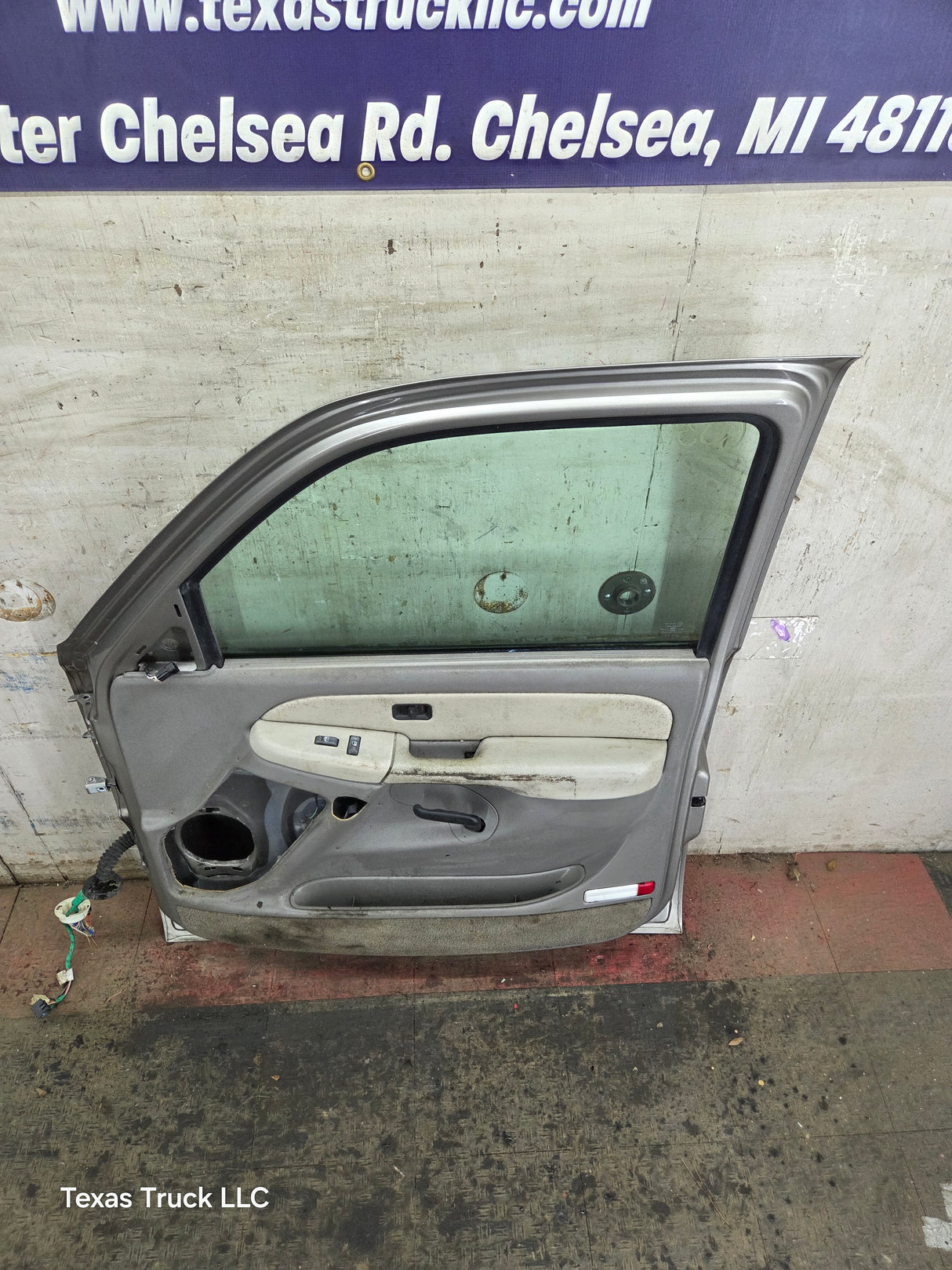 1999-2006 Chevrolet Silverado / GMC Sierra 1500 2500 3500 HD Front Passenger Side Door RH