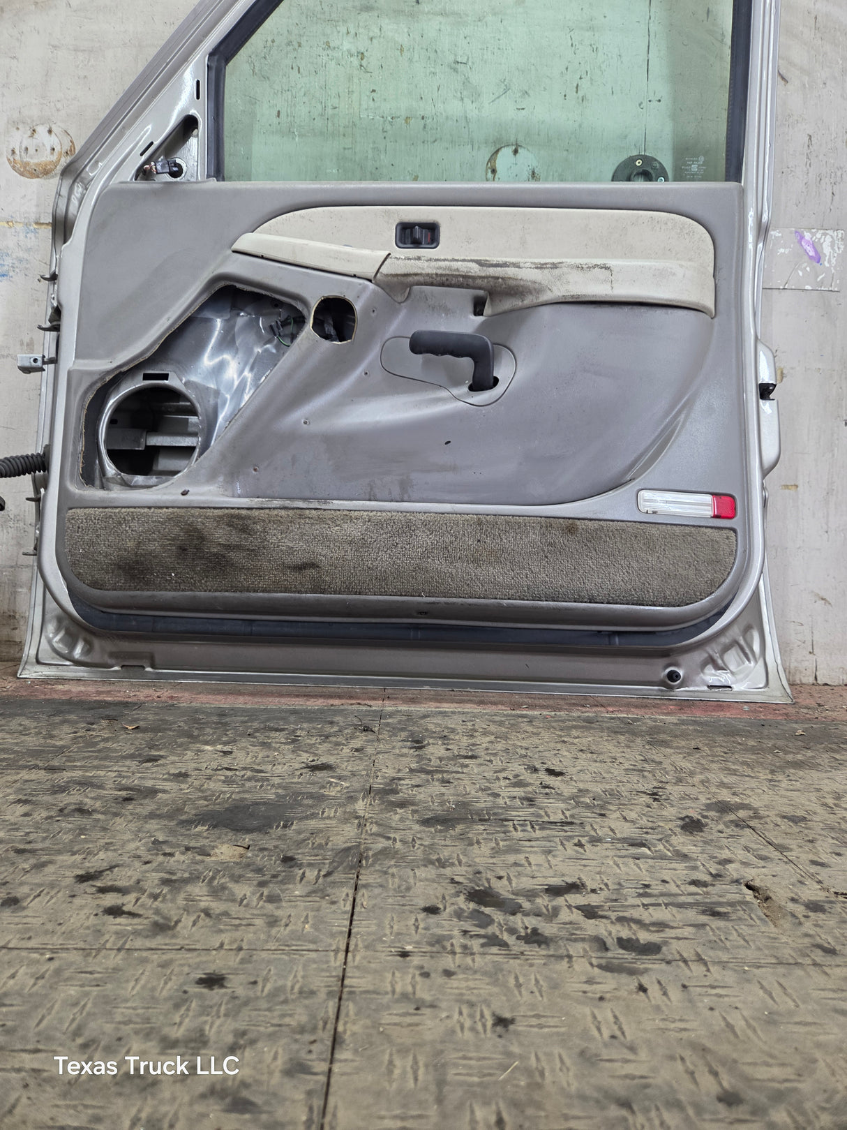 1999-2006 Chevrolet Silverado / GMC Sierra 1500 2500 3500 HD Front Passenger Side Door RH