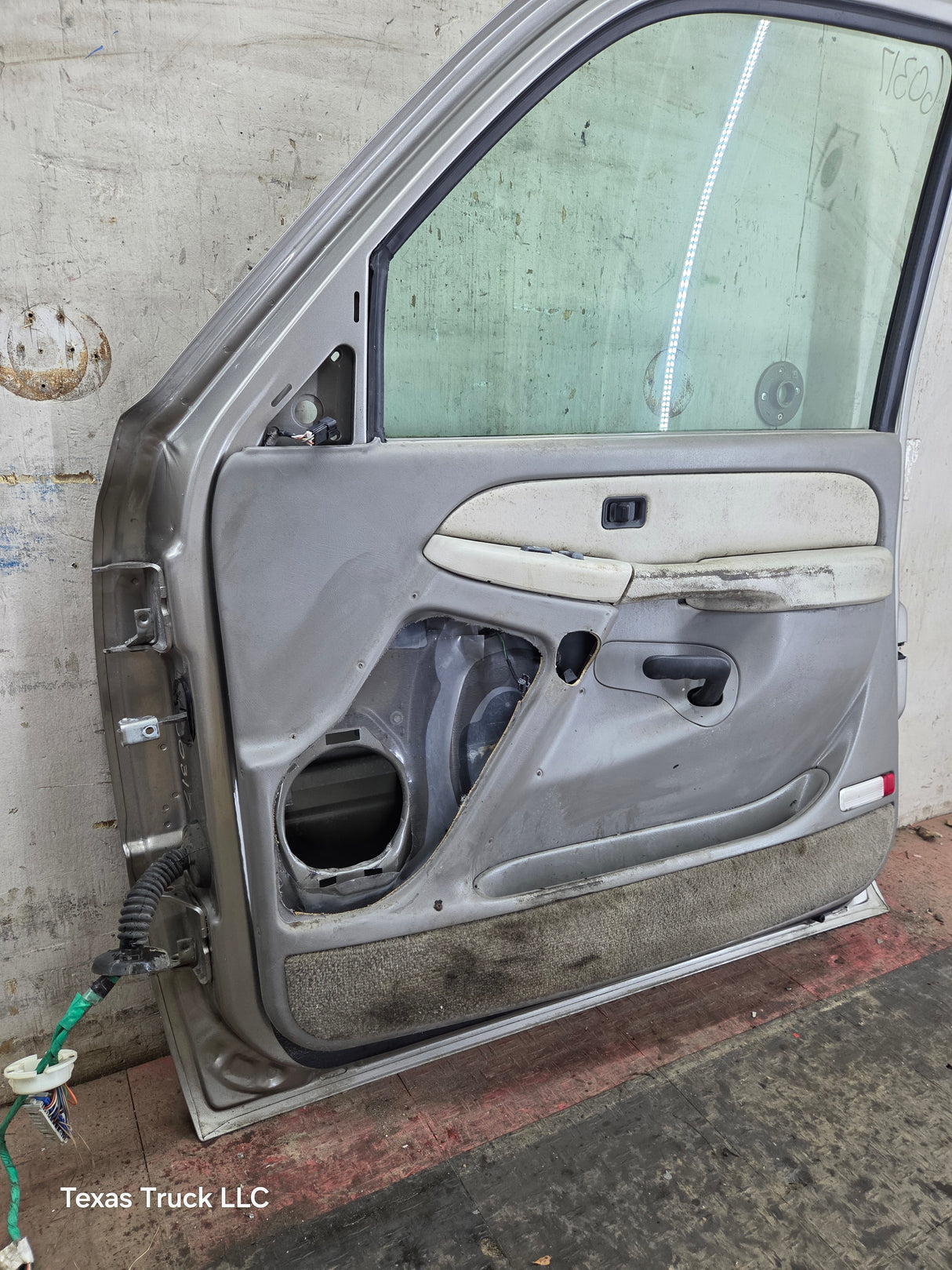 1999-2006 Chevrolet Silverado / GMC Sierra 1500 2500 3500 HD Front Passenger Side Door RH