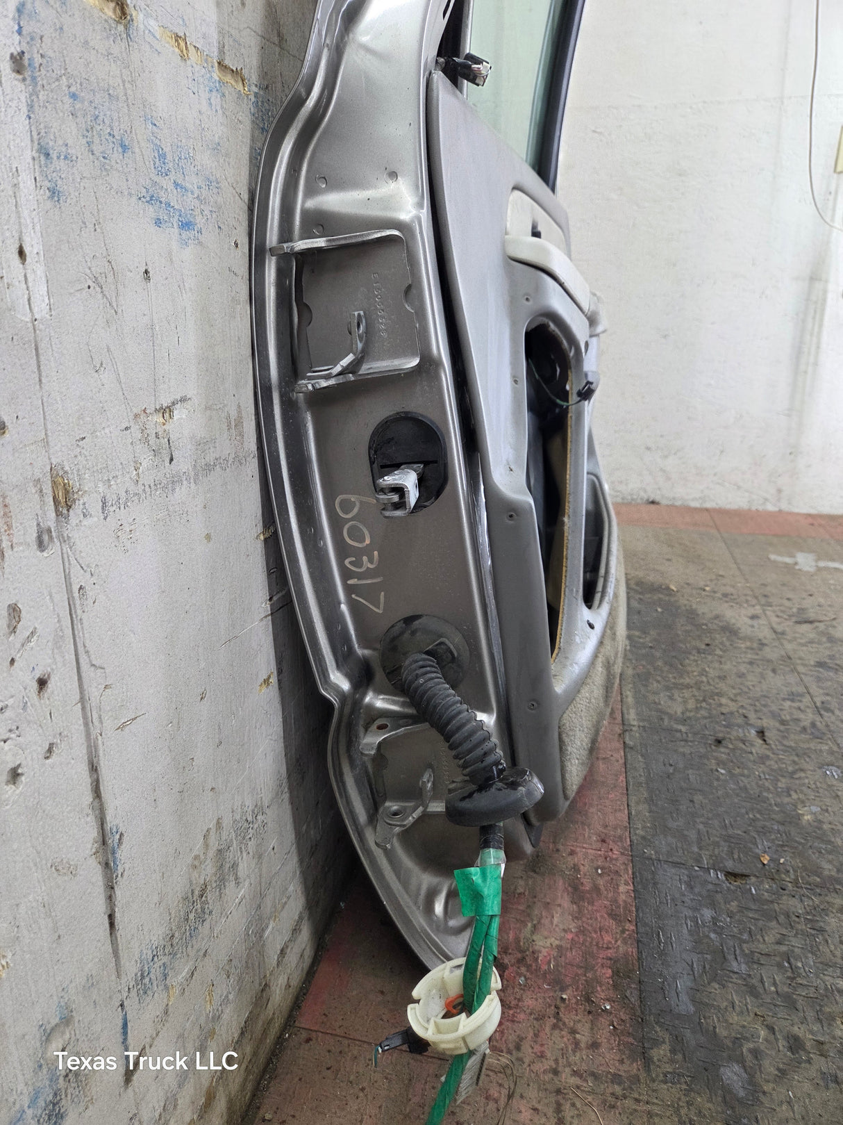 1999-2006 Chevrolet Silverado / GMC Sierra 1500 2500 3500 HD Front Passenger Side Door RH