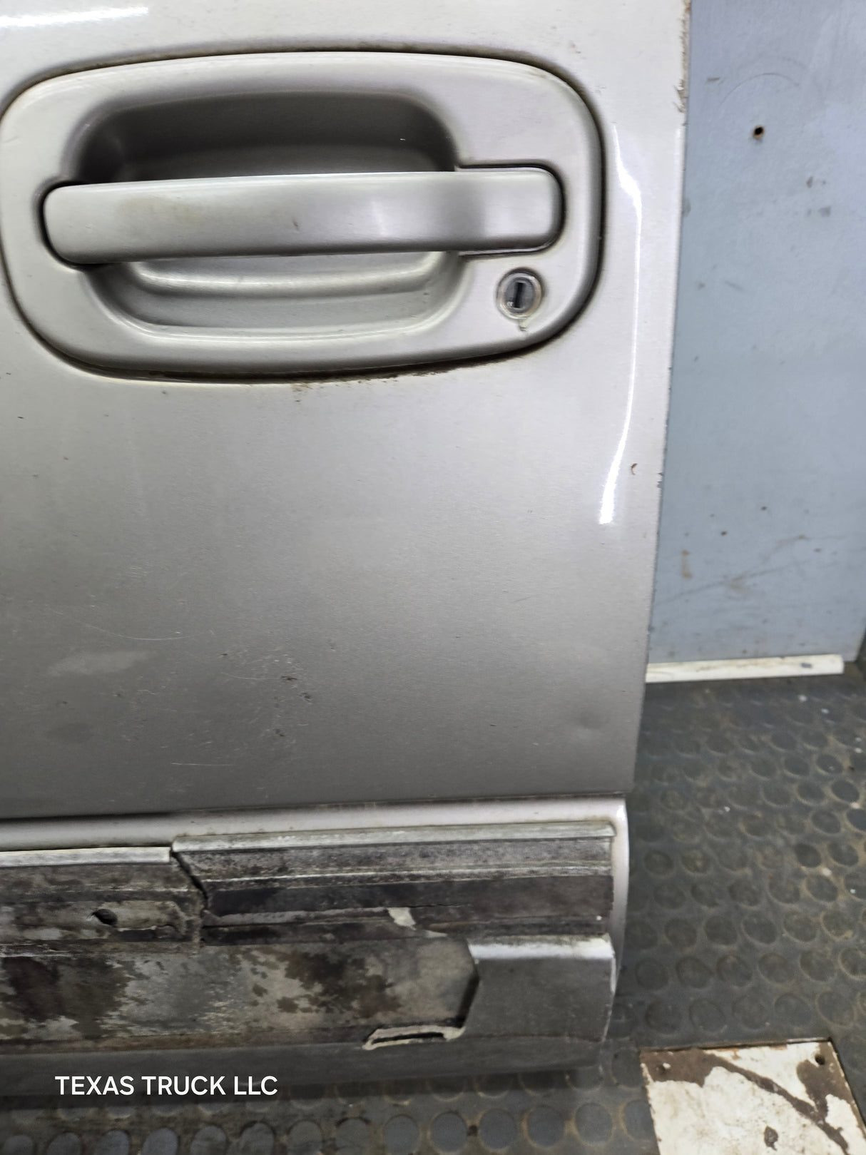 1999-2006 Chevrolet Silverado / GMC Sierra 1500 2500 3500 HD Front Driver Side Door LH