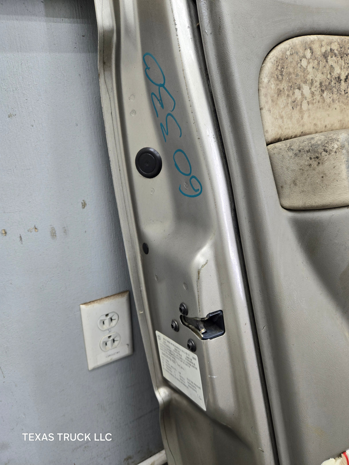 1999-2006 Chevrolet Silverado / GMC Sierra 1500 2500 3500 HD Front Driver Side Door LH