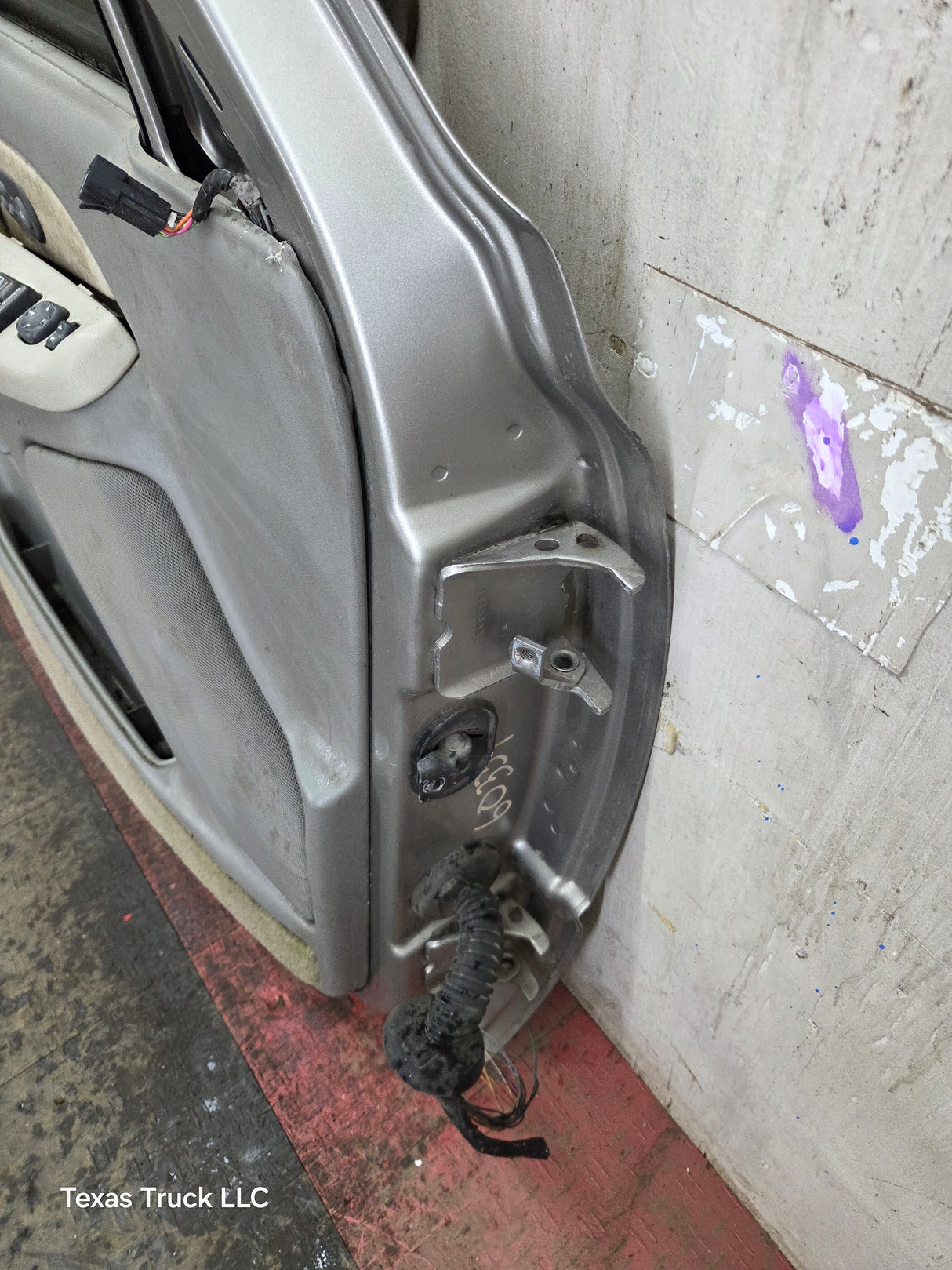 1999-2006 Chevrolet Silverado / GMC Sierra 1500 2500 3500 HD Front Driver Side Door LH