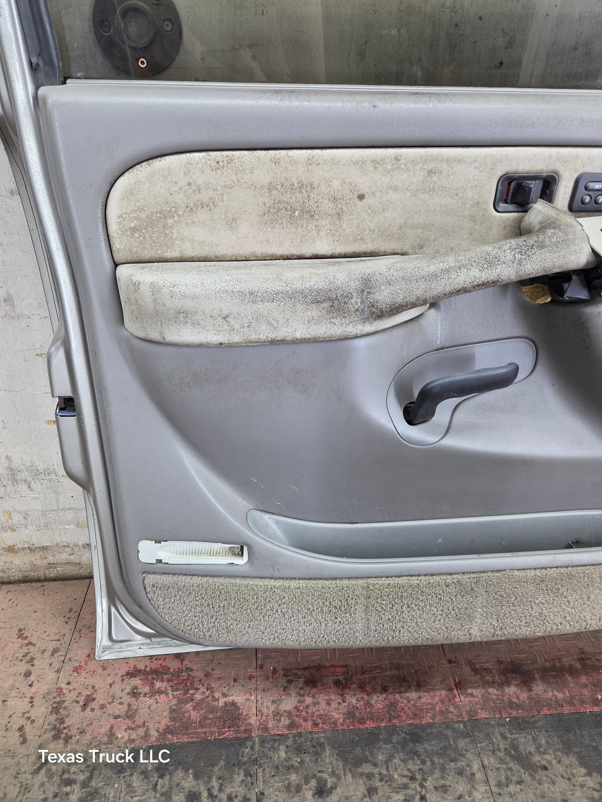 1999-2006 Chevrolet Silverado / GMC Sierra 1500 2500 3500 HD Front Driver Side Door LH
