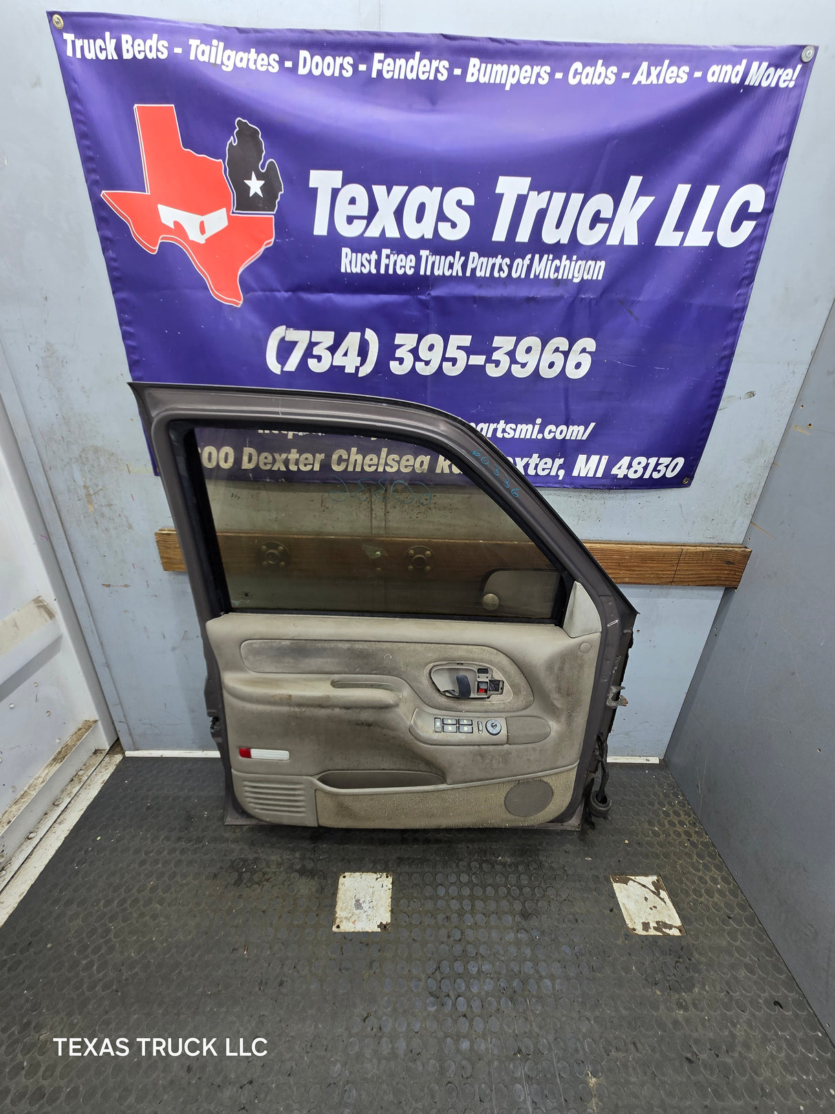 1988-2000 Chevrolet Silverado Suburban GMC Sierra LH Front Driver Side Door