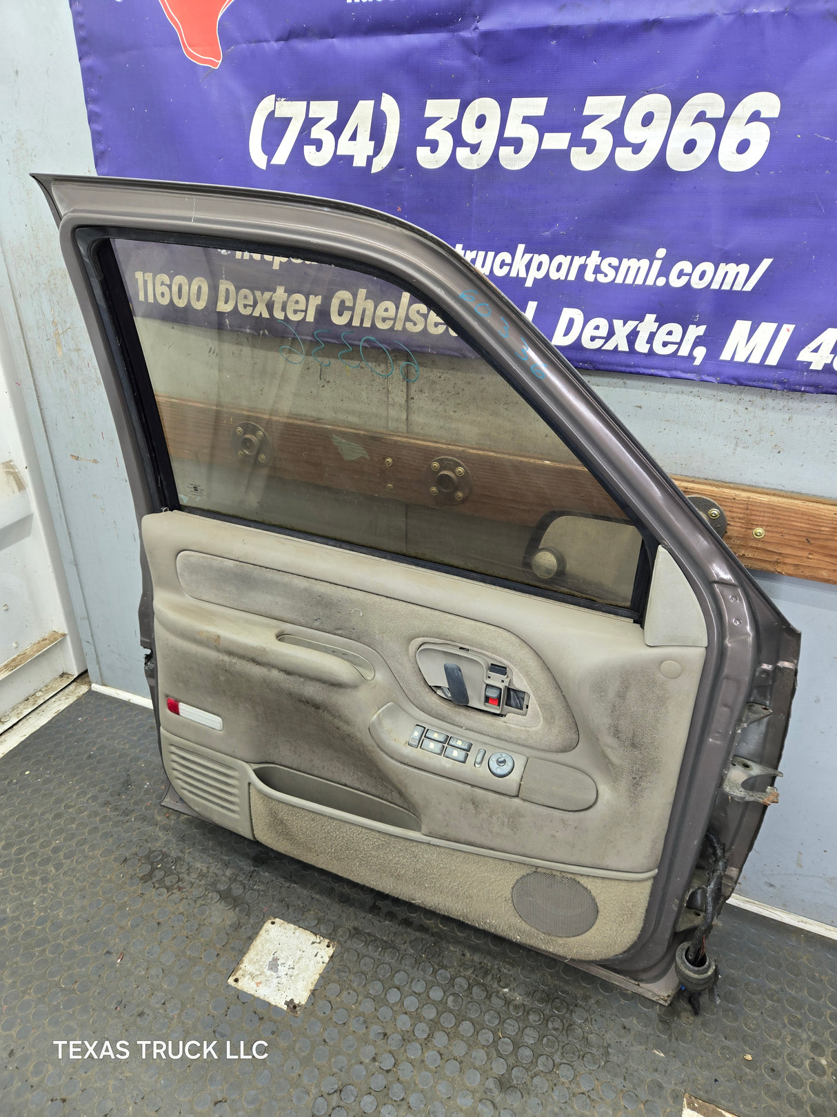 1988-2000 Chevrolet Silverado Suburban GMC Sierra LH Front Driver Side Door