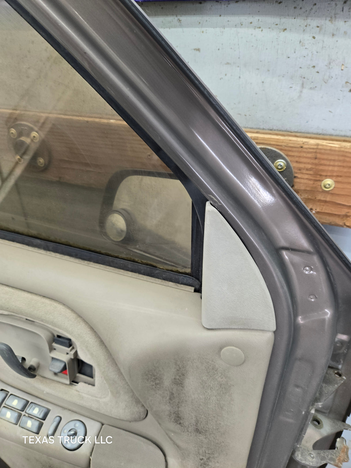 1988-2000 Chevrolet Silverado Suburban GMC Sierra LH Front Driver Side Door